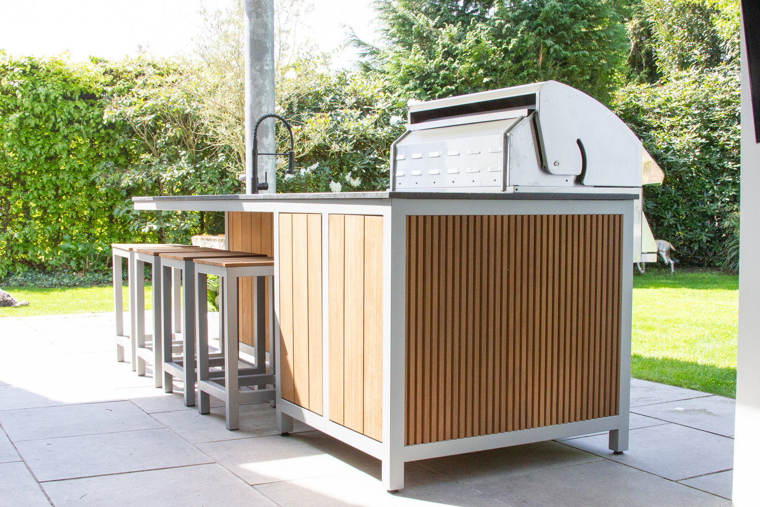 Waarom kiezen voor een luxe buitenkeuken op maat van thermohout & staal?