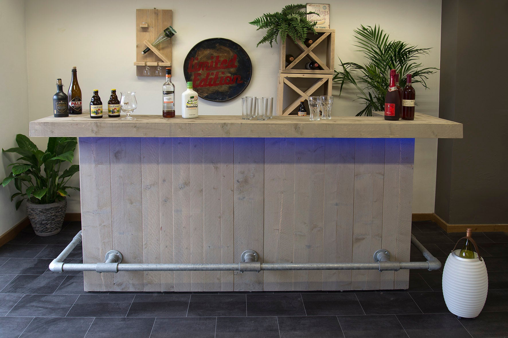 Bar met led-verlichting en steigerbuis
