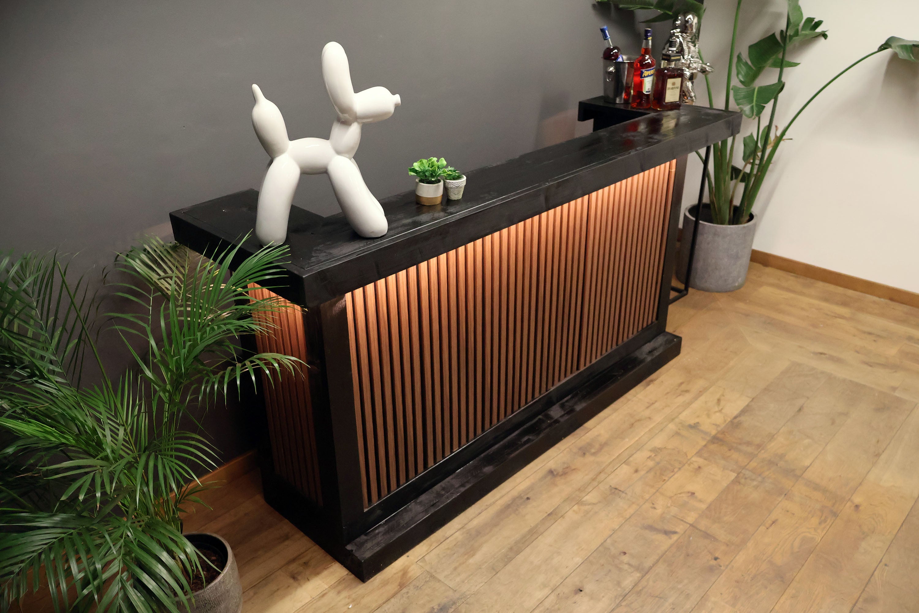 Balie met houtpanelen